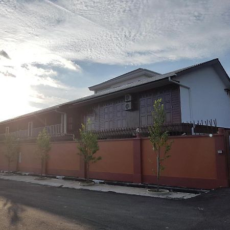 Little Kampung Studio Teluk Intan Esterno foto