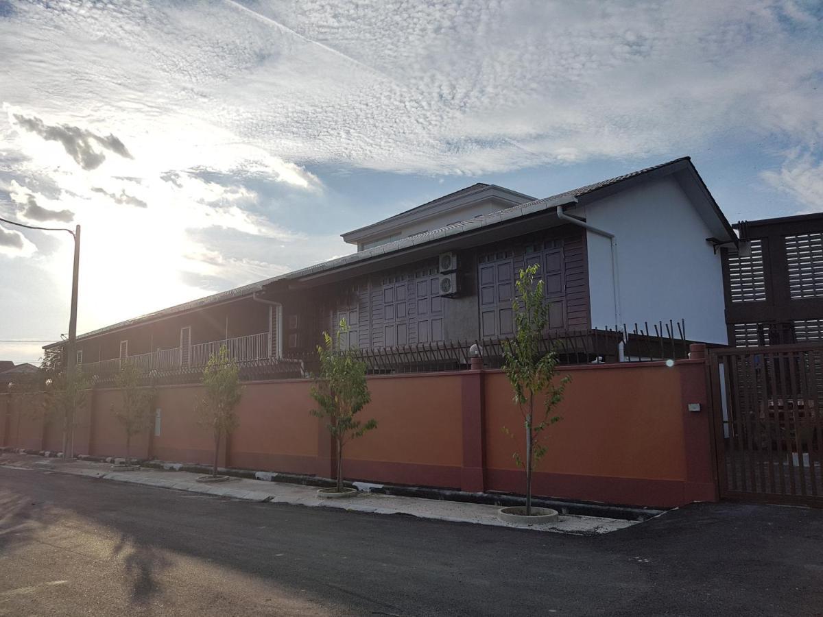 Little Kampung Studio Teluk Intan Esterno foto